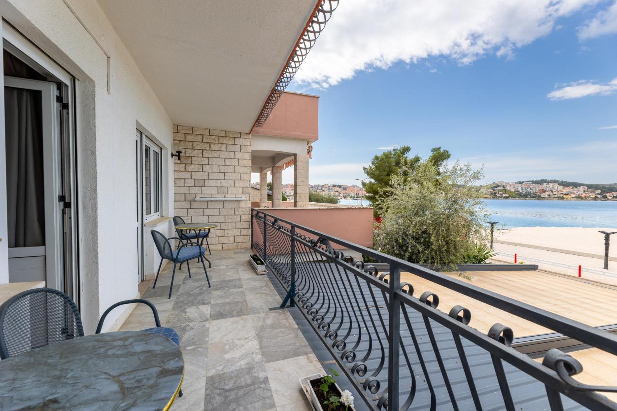 Villa Okruk-10 Meters Away From The Beach Okrug Gornji Buitenkant foto